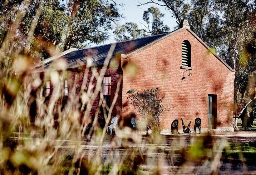 패밀리 룸, Ravenswood Homestead