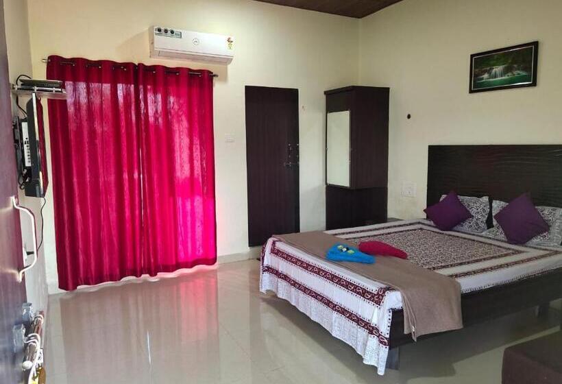 Номер Deluxe с Балконом, Whistling Waves Beach Resort
