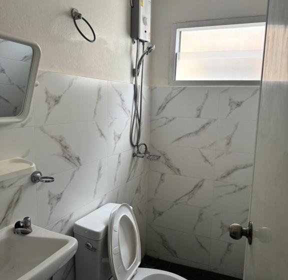 اتاق لوکس با بالکن و چشم‌انداز دریا, Ddinn Beach Guesthouse