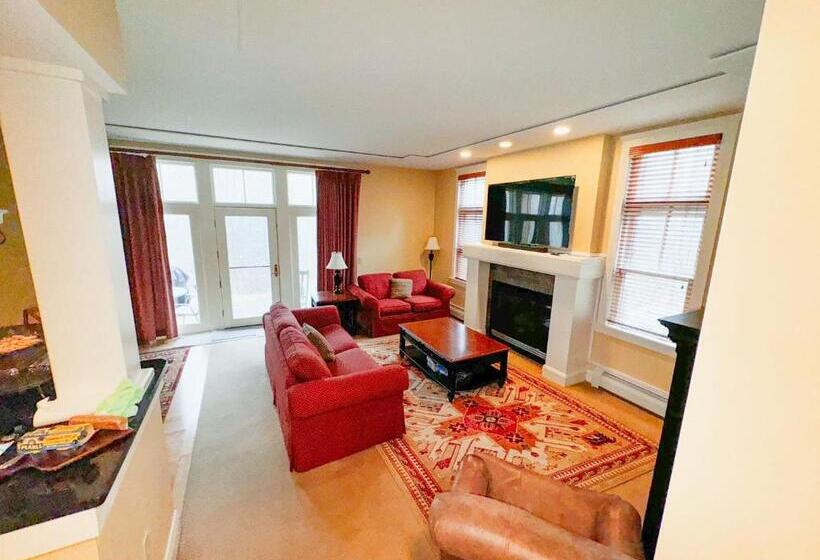 Дом 3 Спальни, Blossom Haven Charming 3br Condo