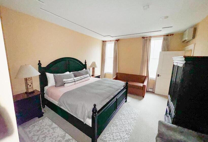 Дом 3 Спальни, Blossom Haven Charming 3br Condo