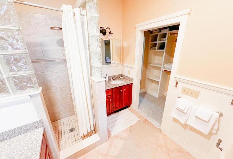 Дом 3 Спальни, Blossom Haven Charming 3br Condo