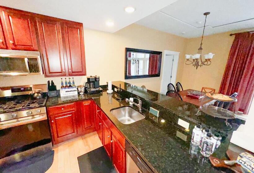 Дом 3 Спальни, Blossom Haven Charming 3br Condo