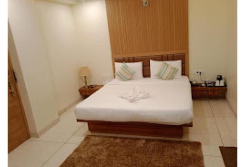 Номер Deluxe, Giri Palace Madhya Pradesh