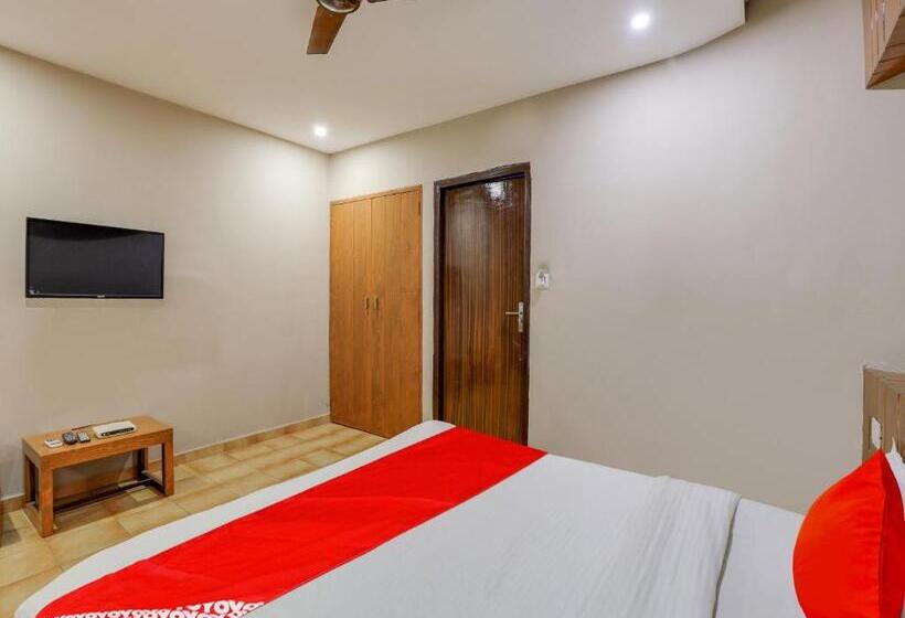 اتاق کلاسیک سه تخته, Oyo Hotel Roshni