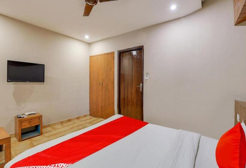 اتاق کلاسیک سه تخته, Oyo Hotel Roshni