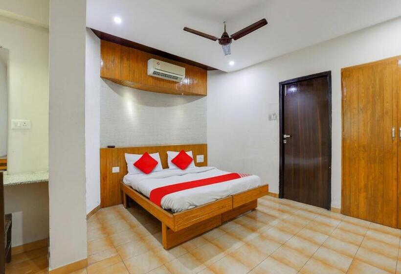 اتاق کلاسیک سه تخته, Oyo Hotel Roshni