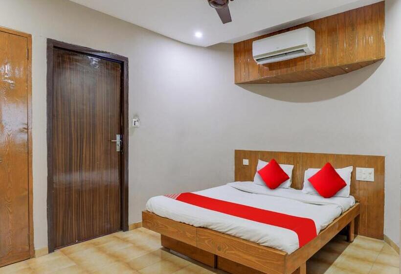 اتاق کلاسیک سه تخته, Oyo Hotel Roshni