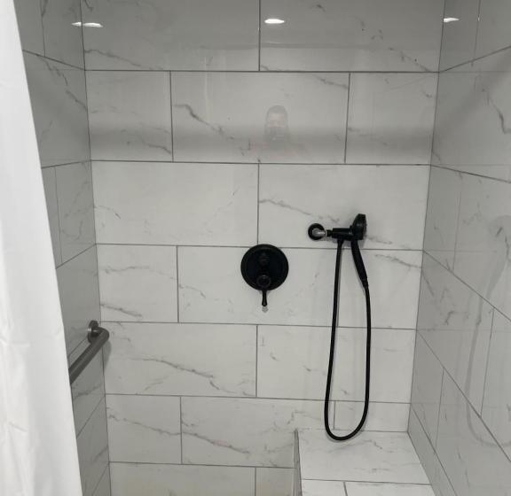 غرفة قياسية لذوى الاحتياجات الخاصة, Heidi Motel   Helen