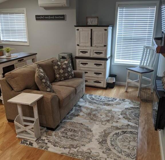 إستوديو ديلوكس, Heidi Motel   Helen