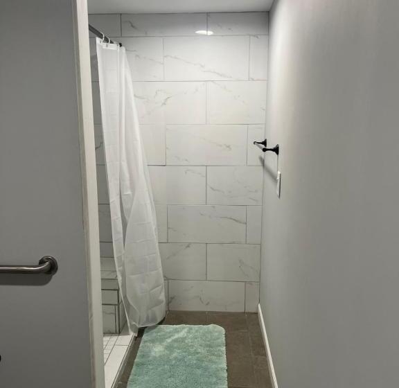 غرفة قياسية لذوى الاحتياجات الخاصة, Heidi Motel   Helen