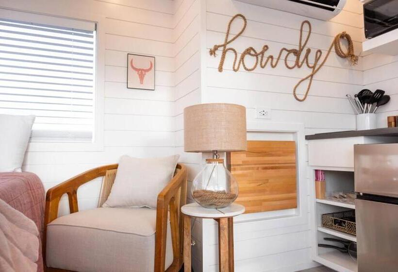 חדר סטודיו סטנדרד, New Cowgirl Shipping Container Home