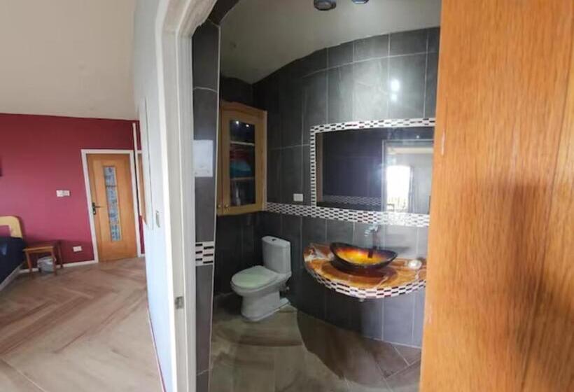 اتاق لوکس با بالکن و چشم‌انداز دریا, Shkyblue Suites