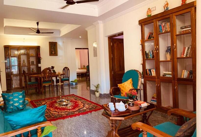 اتاق لوکس با بالکن, Surendram Villa