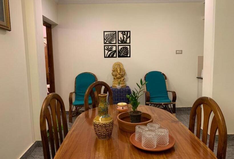 اتاق لوکس با بالکن, Surendram Villa