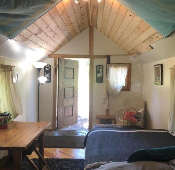 스탠다드 룸, Cutest Little Cabin In The Woods
