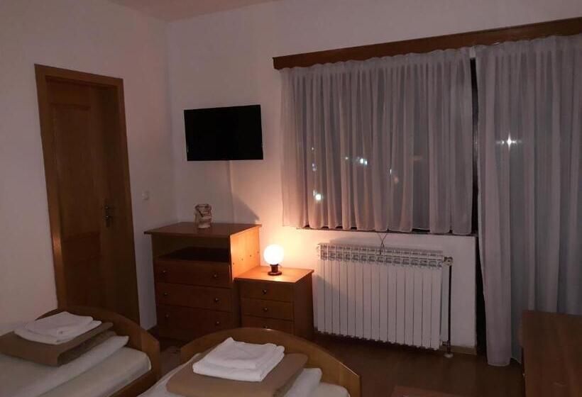اتاق چهار تخته با دستشویی مشترک, Gradska Kavana Guest House