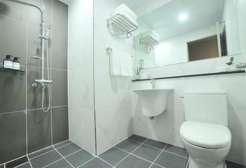 اتاق لوکس سه تخته, The Triny Urban Suites