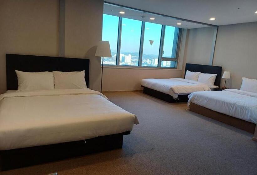 اتاق لوکس سه تخته, The Triny Urban Suites