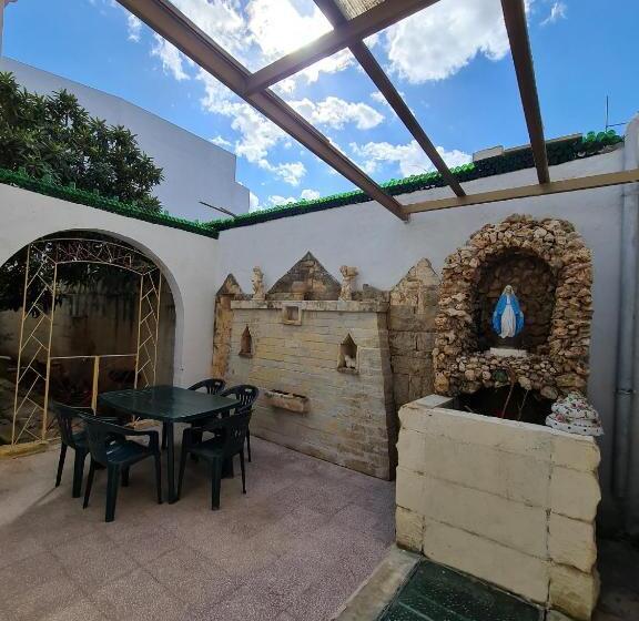 تختخواب در اتاق مشترک, Eem Student Guest House