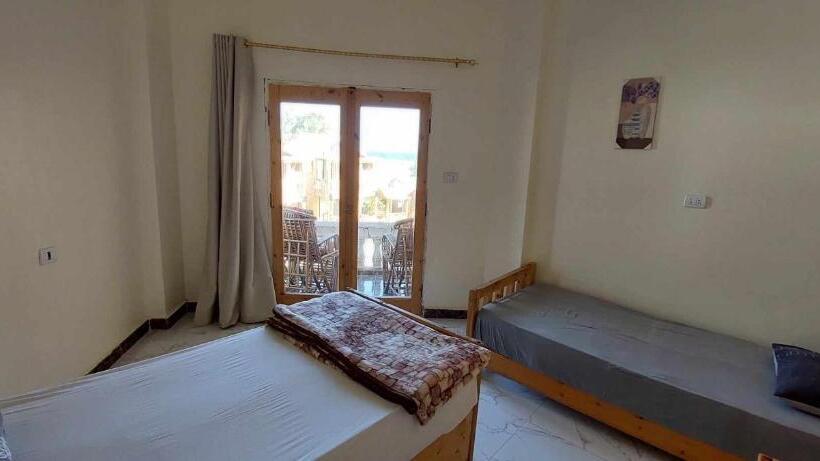 اتاق استاندارد سه تخته با چشم‌انداز استخر, Green Beach Camp &