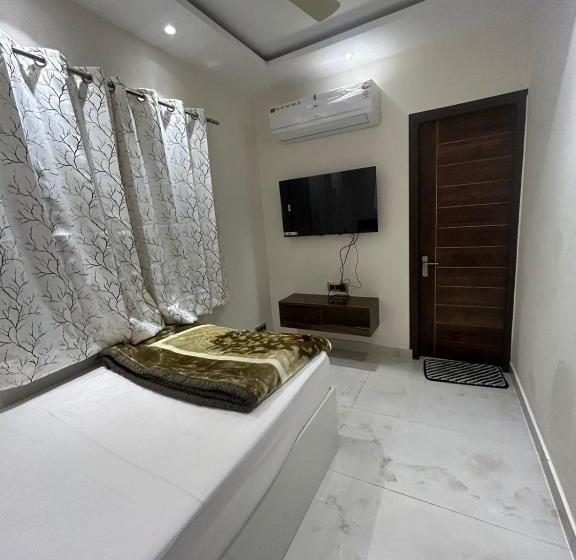 استودیوی استاندارد, Katani Inn