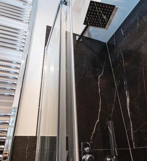 استودیوی استاندارد, Hurban Apartments Venezian