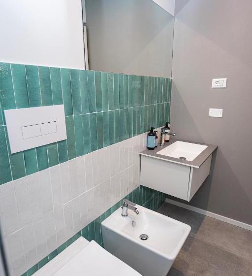 استودیوی استاندارد, Hurban Apartments Venezian