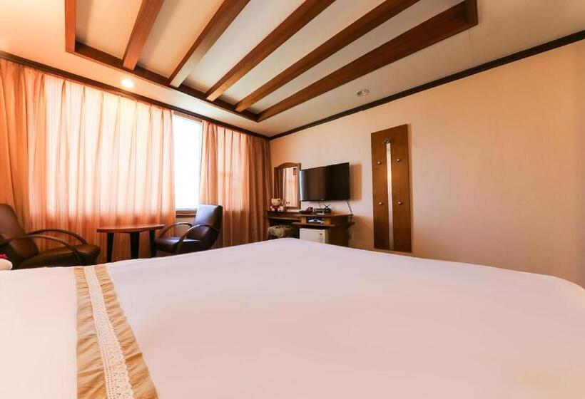 اتاق اساندارد با چشم‌انداز جانبی به دریا, Nova Motel
