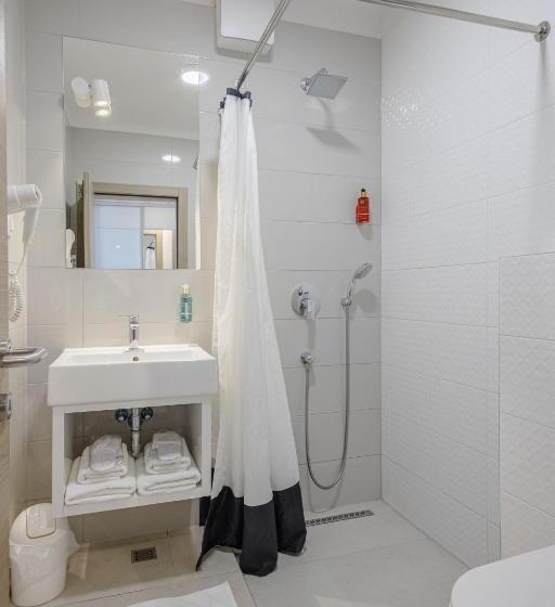 اتاق سه نفره سوپریور با چشم‌انداز دریا, Rogač Rooms & Restaurant