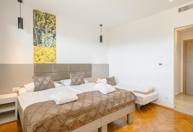 اتاق سه نفره سوپریور با چشم‌انداز دریا, Rogač Rooms & Restaurant