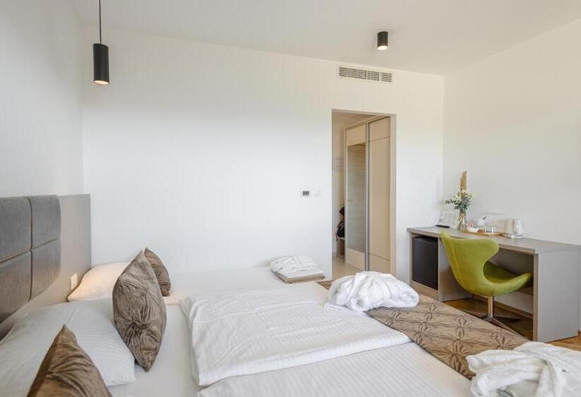 اتاق سه نفره سوپریور با چشم‌انداز دریا, Rogač Rooms & Restaurant