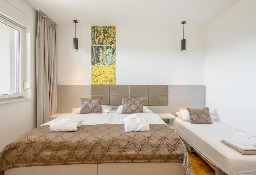 اتاق سه نفره سوپریور با چشم‌انداز دریا, Rogač Rooms & Restaurant