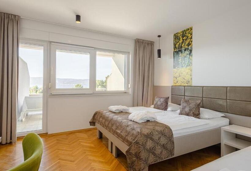 اتاق سه نفره سوپریور با چشم‌انداز دریا, Rogač Rooms & Restaurant