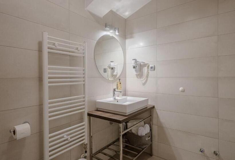 اتاق استاندارد با بالکن و چشم‌انداز دریا, Rogač Rooms & Restaurant