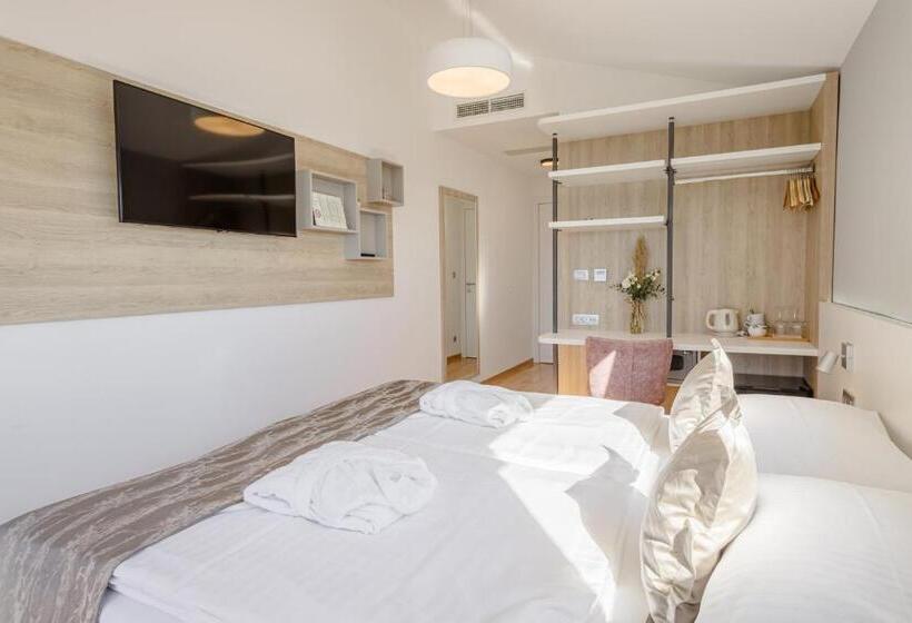 اتاق استاندارد با بالکن و چشم‌انداز دریا, Rogač Rooms & Restaurant