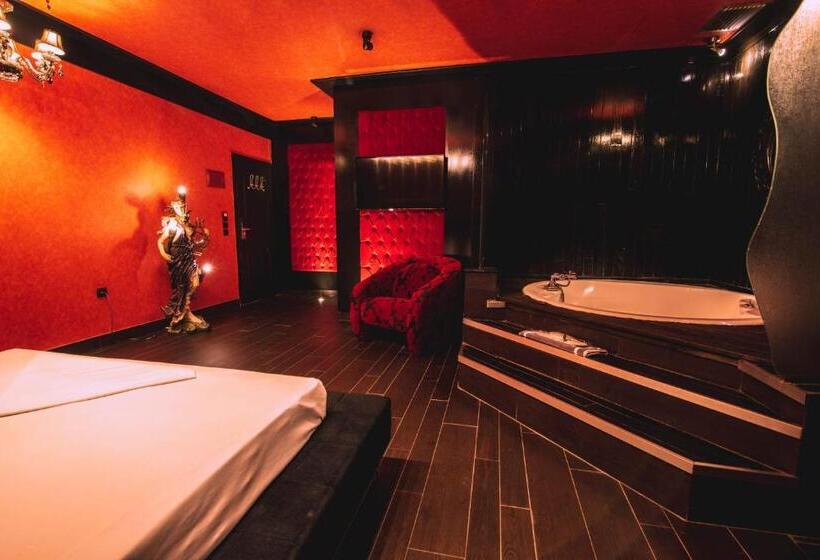 Люкс Кровать Кинг, Ruby Rooms Kifisia   Adults Only