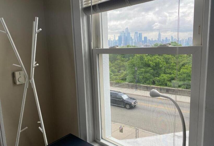 Номер Economy Индивидуальный, Cozy Apartment With City Skyline. Easy Commute Midtown Manhattan