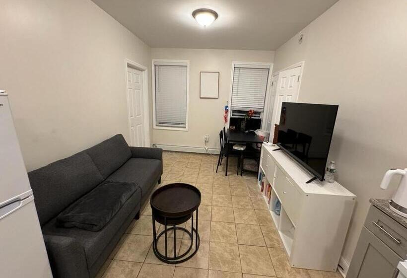 Номер Deluxe, Cozy Apartment With City Skyline. Easy Commute Midtown Manhattan