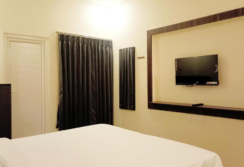 Номер Deluxe с Балконом, R Hotels By Suraj Residency Yercaud