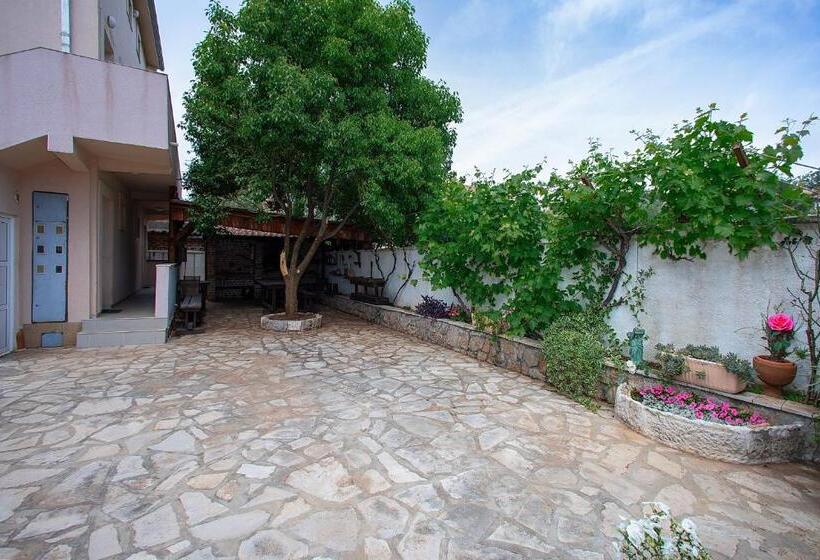 اتاق استاندارد چهارنفره با بالکن, Villa Shu