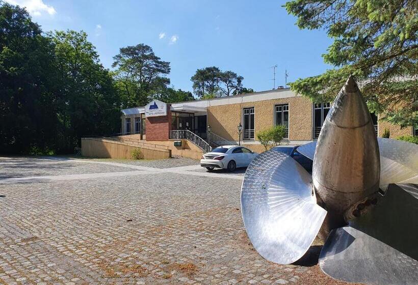 Четырехместный Номер Стандарт с Балконом, Businesshotel Am Peetzsee Grünheide