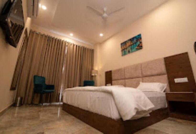 Номер Deluxe, The Imperial Hotel And Convention Centre Kanpur
