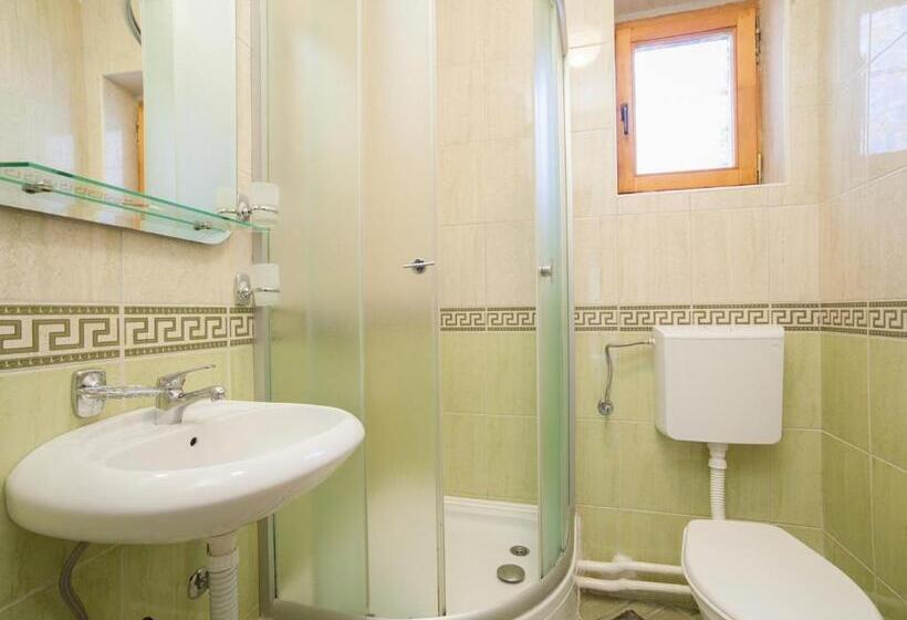 اتاق سه‌نفرۀ استاندارد با سرویس بهداشتی بیرون از اتاق, Apartmani I Sobe Radojičić