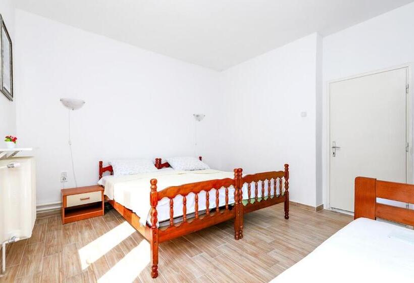 اتاق سه‌نفرۀ استاندارد با سرویس بهداشتی بیرون از اتاق, Apartmani I Sobe Radojičić