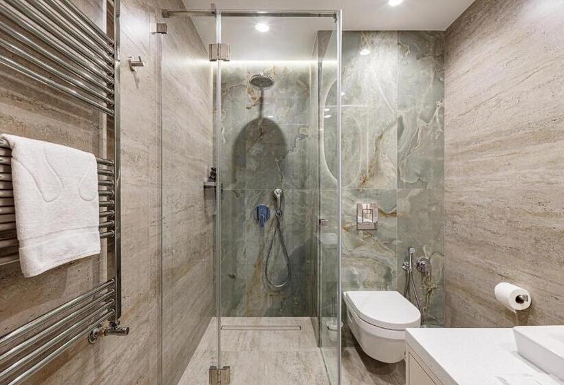 سوییت جونیور, Tavel Hotel & Spa