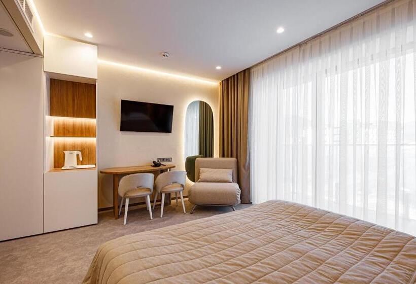 سوییت جونیور, Tavel Hotel & Spa