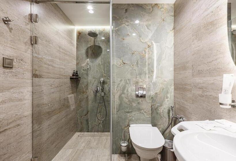 استودیوی استاندارد, Tavel Hotel & Spa