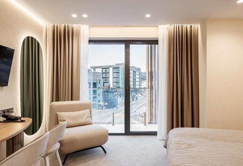 استودیوی استاندارد, Tavel Hotel & Spa