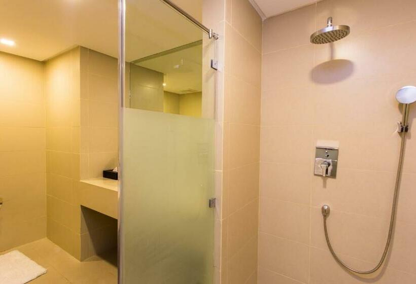 اتاق لوکس با تخت بزرگ, Royce Hotel & Casino